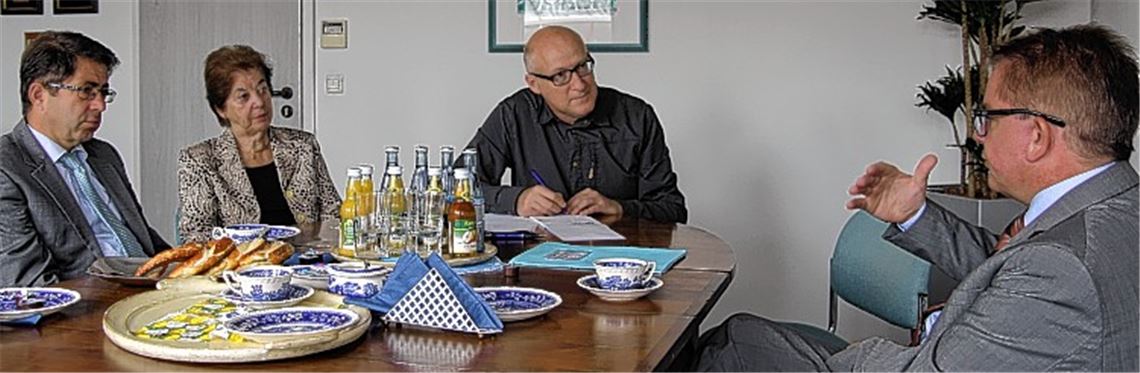 Auf den Zahn gefühlt: Guido Wolf (re.) stellt sich im Interview den kritischen Fragen von MT-Redakteur Frank Goertz (2.v.re.) sowie den Verlegern Brigitte Wetzel und Hans-Ulrich Wetzel. Fotos: Deeg