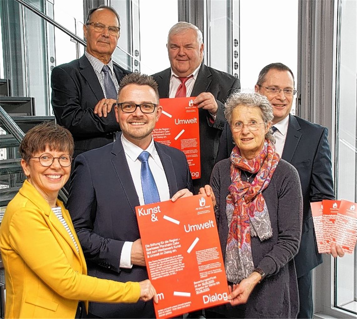 Die Umwelt im Fokus Auf den neuen Wettbewerb freuen sich (v.li.) Katrin Zauner, Werner Krauss, Stiftungsvorsitzender OB Peter Boch, Stiftungsvorstand Hans Neuweiler, Ute Kohm und Matthias Belser.Nico Roller