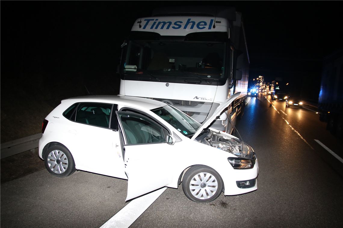Auf der A 8 sind am Montagabend ein Kleinwagen und ein Lkw zusammengestoßen.  Foto: Eisemann