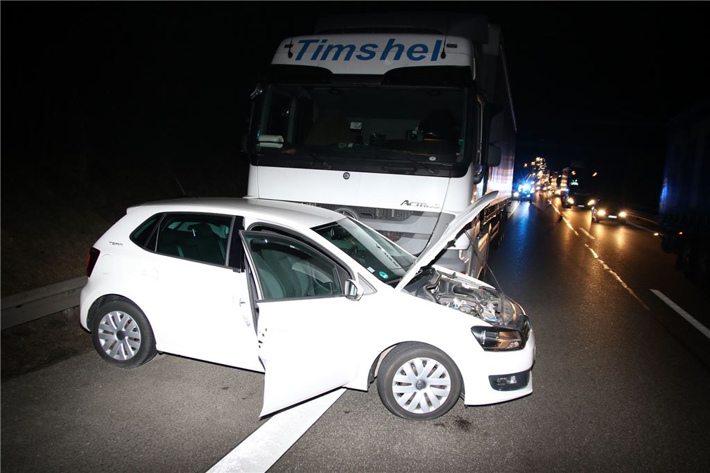 Auf der A 8 sind am Montagabend ein Kleinwagen und ein Lkw zusammengestoßen.  Foto: Eisemann