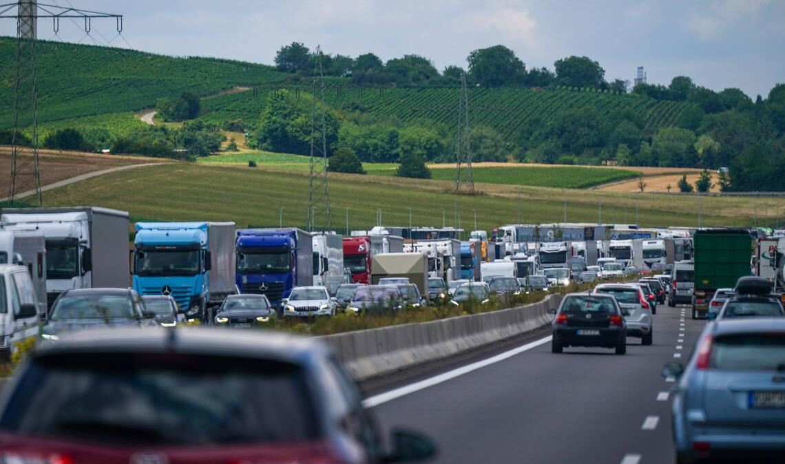 Auf der A6 bei Ilshofen ist ein Autofahrer bei einem schweren Unfall ums Leben gekommen. (Archivbild)