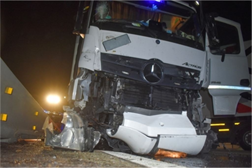 Auf der A8 haben sich im vergangenen Jahr zunehmend Unfälle mit Lkw ereignet. In diesem Fall vom Dezember wurde der Fahrer zum Glück nur leicht verletzt. Der Unfall ereignete sich im Baustellenbereich nach der Anschlussstelle Pforzheim-Ost. Foto: Archiv