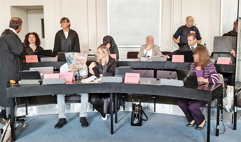 Auf der Anklagebank im Schwurgerichtssaal geht es dieser Tage eng zu: Fünf Anwälte und Anwältinnen, drei Angeklagte und eine Dolmetscherin müssen Platz finden. Foto: Deeg