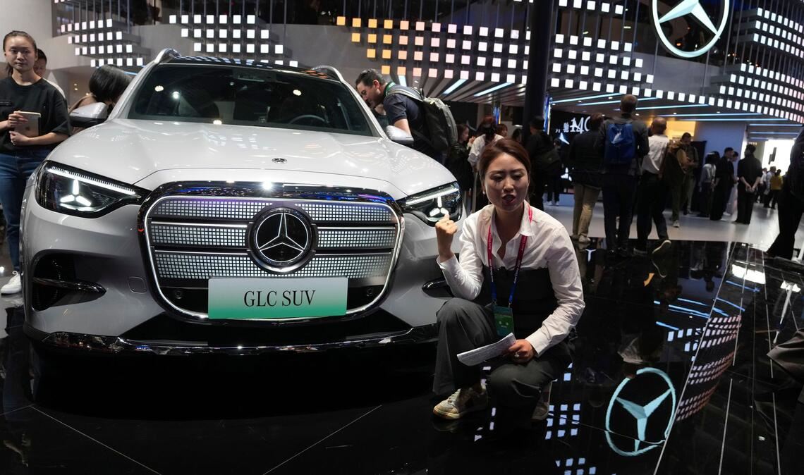 Auf der Auto China in Peking zeigte Mercedes im Frühjahr seine neuesten Modelle. Mercedes unterhält zu dem Land besonders enge Bande, weil die beiden größten Aktionäre chinesisch sind. Das könnte nun auf dem US-Markt zu großen Problemen führen.