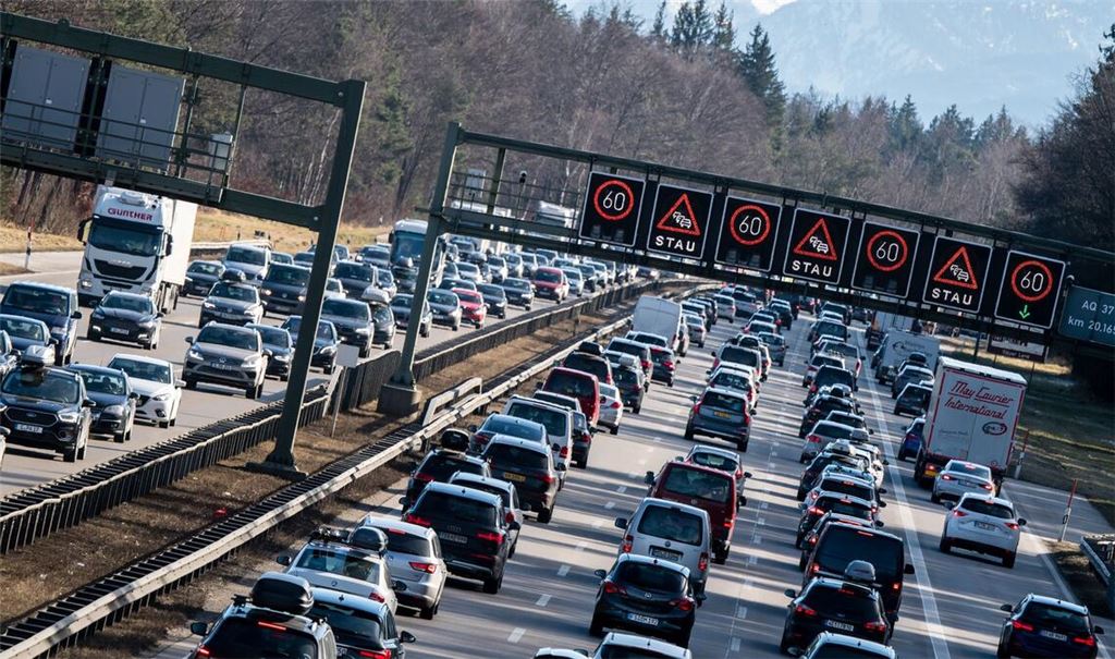Auf der Autobahn 8 Richtung Alpen dürfte es rund um Ostern wieder viele Staus geben. (Archivbild)