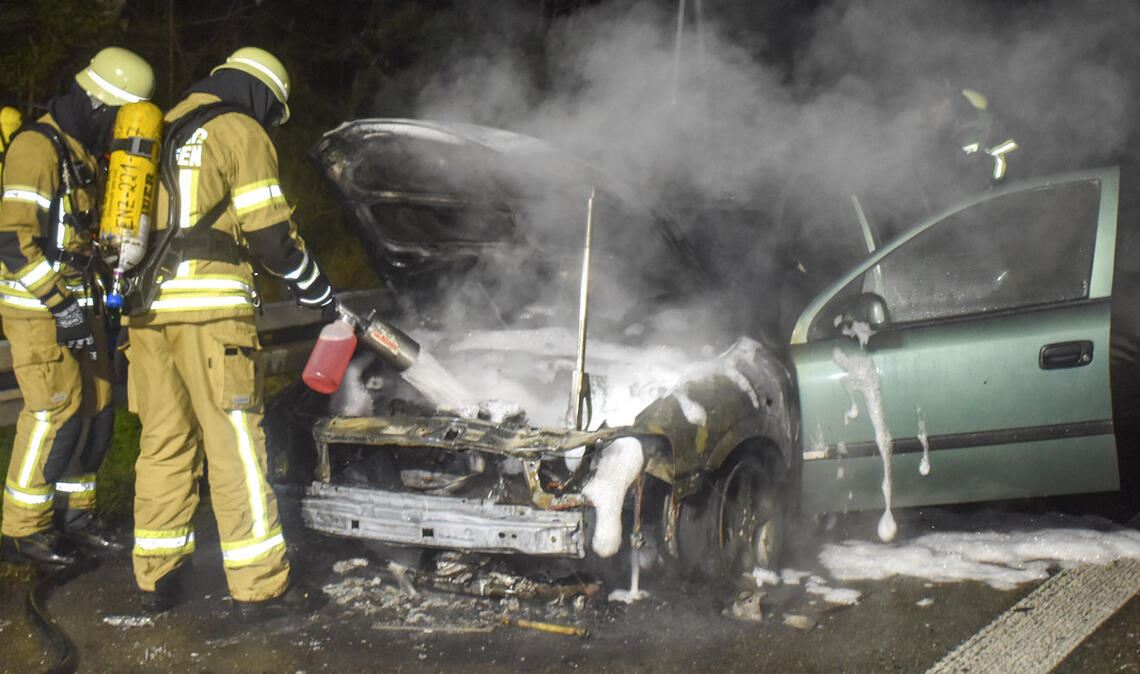 Auf der Autobahn brennt in der Nacht auf Montag ein alter Opel aus. Foto: Myroshnichenko