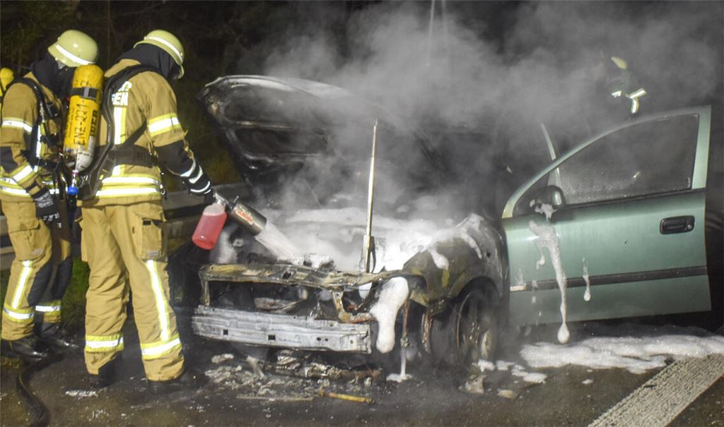 Auf der Autobahn brennt in der Nacht auf Montag ein alter Opel aus. Foto: Myroshnichenko