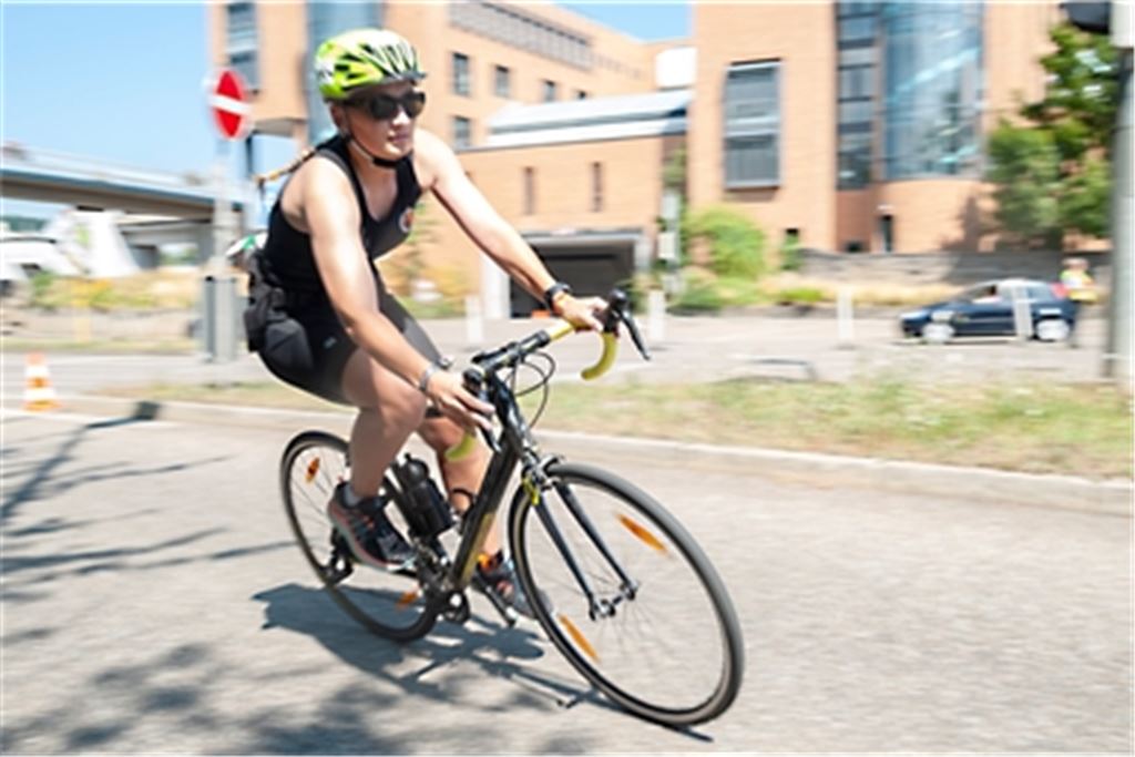 Auf der B10 mit dem Rad entlangjagen –  das geht nur beim Mühlacker Triathlon Foto: Fotomoment
