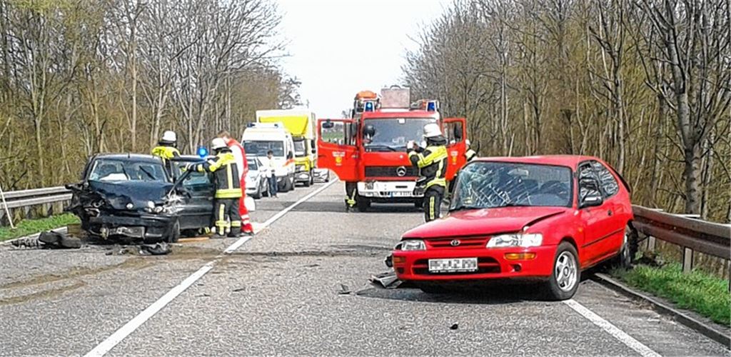 Auf der B294 bei Kieselbronn schleudert der Fiat einer 19-Jährigen (li.) in den Gegenverkehr. Beide Fahrer überstehen den Unfall leicht verletzt.