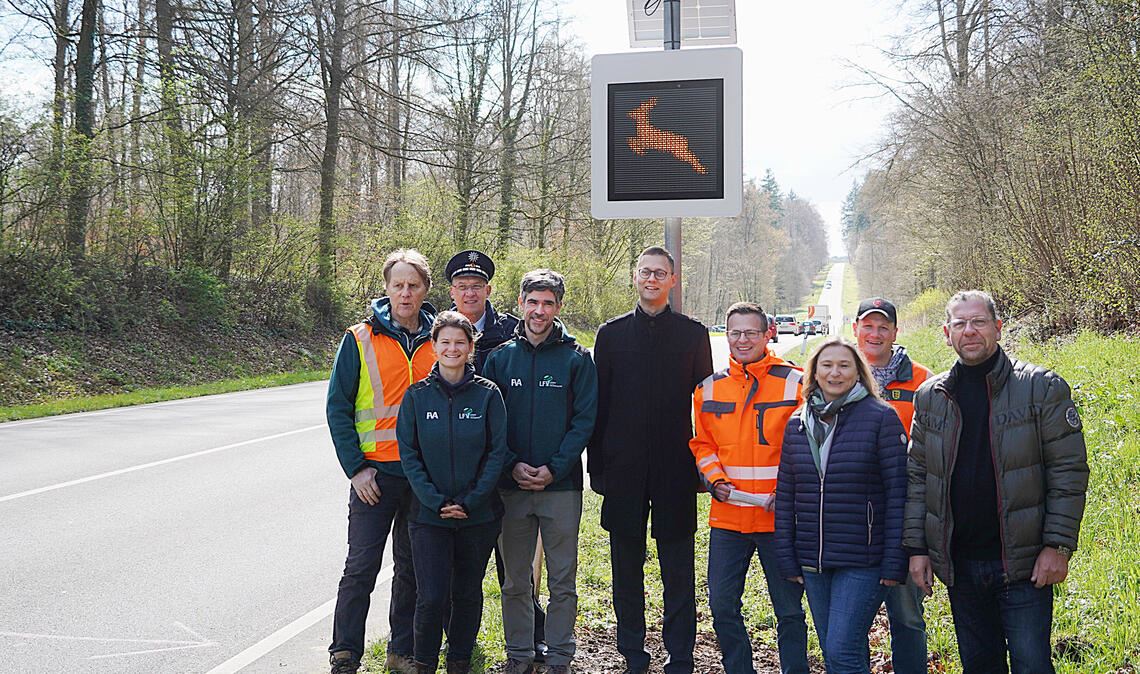 Auf der B294 zwischen Bretten und Bauschlott steht nun ein Dialogdisplay, über das sich auch Wildtierbeauftragter Bernhard Brenneis (li.), Landwirtschaftsdezernent Holger Nickel (Mitte) und Bürgermeister-Sprecher Michael Schmidt (re.) freuen. Foto: Roller