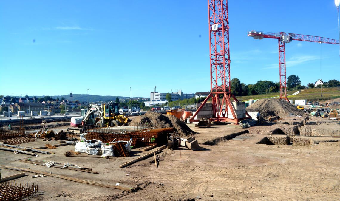 „Jetzt kann man die Dimensionen erahnen“ Auf der Baustelle „Ziegelhöhe“, wo unter anderem ein Altenheim entsteht, wird auch am Samstag gearbeitet. Fotos: Stahlfeld