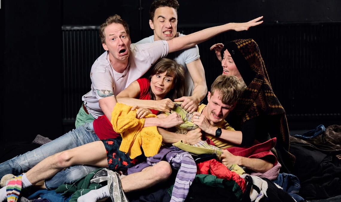 Auf der Bühne geht es zur Sache. Foto: Theater/Martin Sigmund