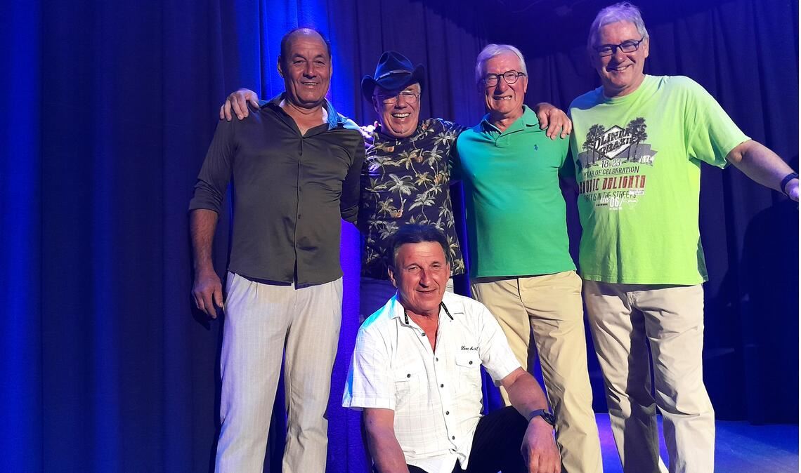 Auf der Bühne stellt Fritz Schäfer (stehend, 2. v. re.) vom Förderverein „Christophorushilfe“ die Macher der Benefizparty im Musicpark vor: Jörg Herold, Gastgeber Wolfgang Kienzle (v. li.), DJ Thomas Brockmann (re.) und kniend Albert Melter. Foto: Filitz