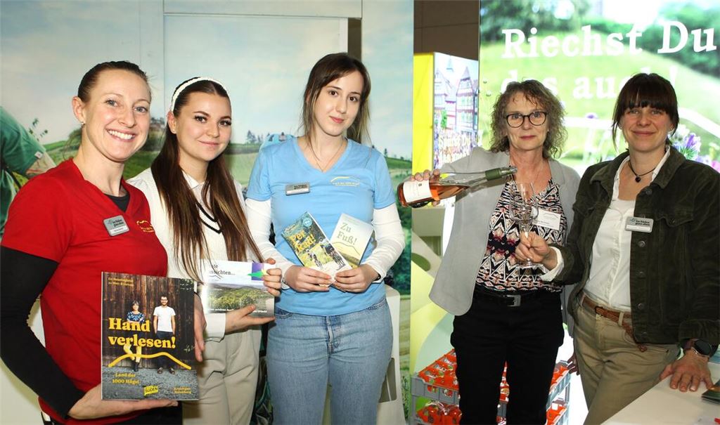 Auf der CMT präsentiert sich kurz vor dem Finale am Sonntag am Messestand des Kraichgau-Stromberg-Tourismus auch die Gemeinde Sternenfels (v. li.): Karina Hertel (Kraichgau-Stromberg-Tourismus), Luisa Lieb (Gemeinde Sternenfels), Jessica Enders (Kraichgau-Stromberg-Tourismus), Manuela Werthwein und Melanie Hildwein (Weingut Häussermann Sternenfels-Diefenbach). Foto: Jürgen Keller