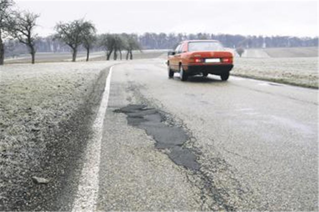 Auf der Fuchsensteige sind witterungsbedingte Löcher geflickt worden.
Foto: Sadler