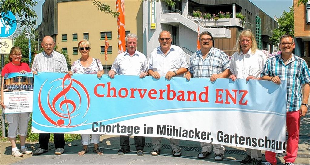 Auf der Gartenschau finden Mitte Juli die Chortage mit über 1600 Mitwirkenden statt. Die Organisatoren Martina Haußmann (v.li.), Jürgen Huttenlocher, Jutta Stetter, Jürgen Schwirtz, Vorsitzender Rolf Czudzowitz, Peter Heinke, Manfred Arnold und Martin Falk strahlen Vorfreude aus. Foto: Kollros