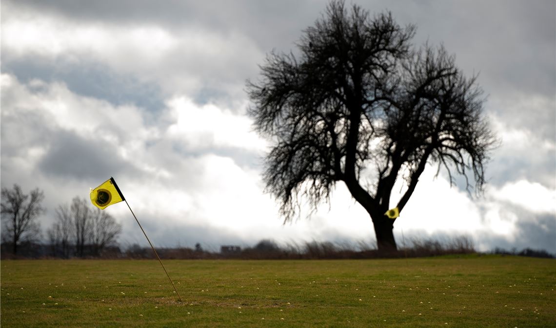 Auch der Individualsport ist nun tabu Auf der Golfanlage Karlshäuser Hof herrscht seit Mittwoch wegen der neuen Corona-Verordnung Ruhe: Das Spielen ist nämlich nicht mehr gestattet.Archivfoto: Fotomoment