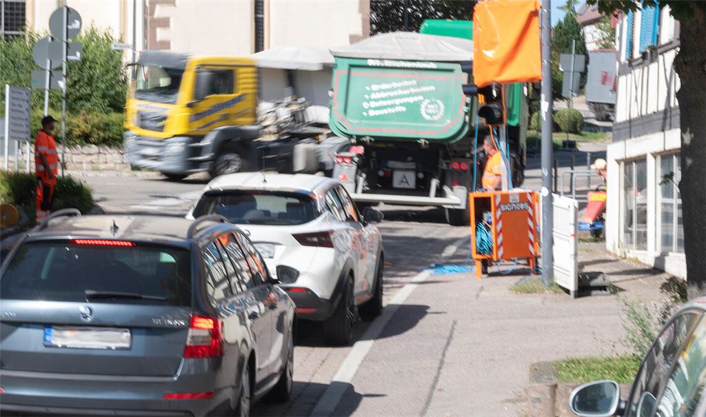 Auf der Hauptstraße in Dürrn ist wegen der Umleitung das Verkehrsaufkommen deutlich gestiegen, und das insbesondere zu den Stoßzeiten im Berufsverkehr. Fotos: Fotomoment, Schüller