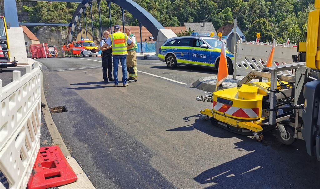 Auf der Herrenwaagbrücke, die aufwendig gereinigt werden muss, geht nichts mehr. Fotos: Recken