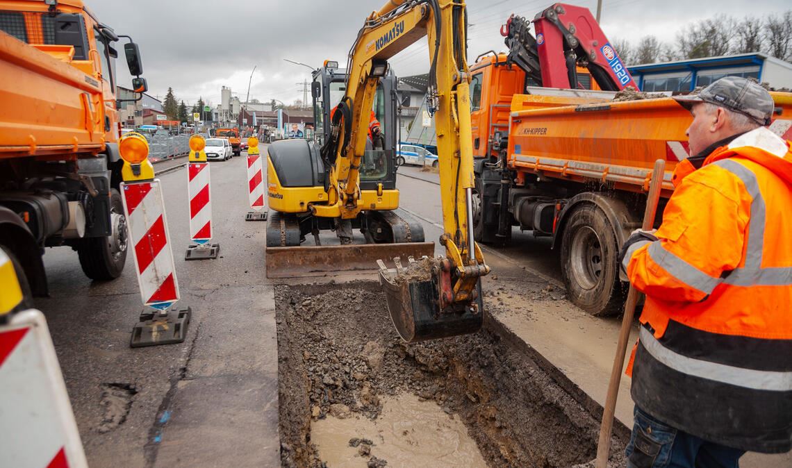Auf der Industriestraße wird wegen eines lecken Wasserrohrs gebuddelt. Foto: Fotomoment