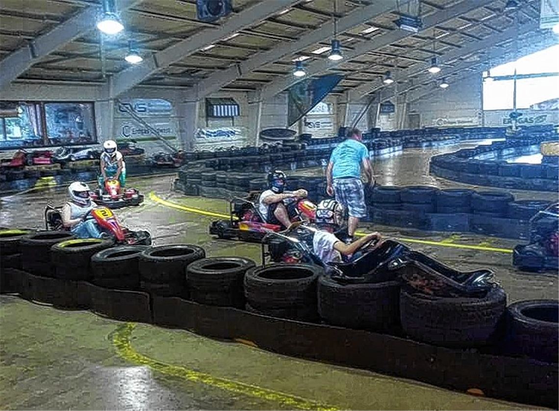 Auf der Kartbahn in Keltern geht es für die Jugendlichen aus Illingen rund. Foto: privat