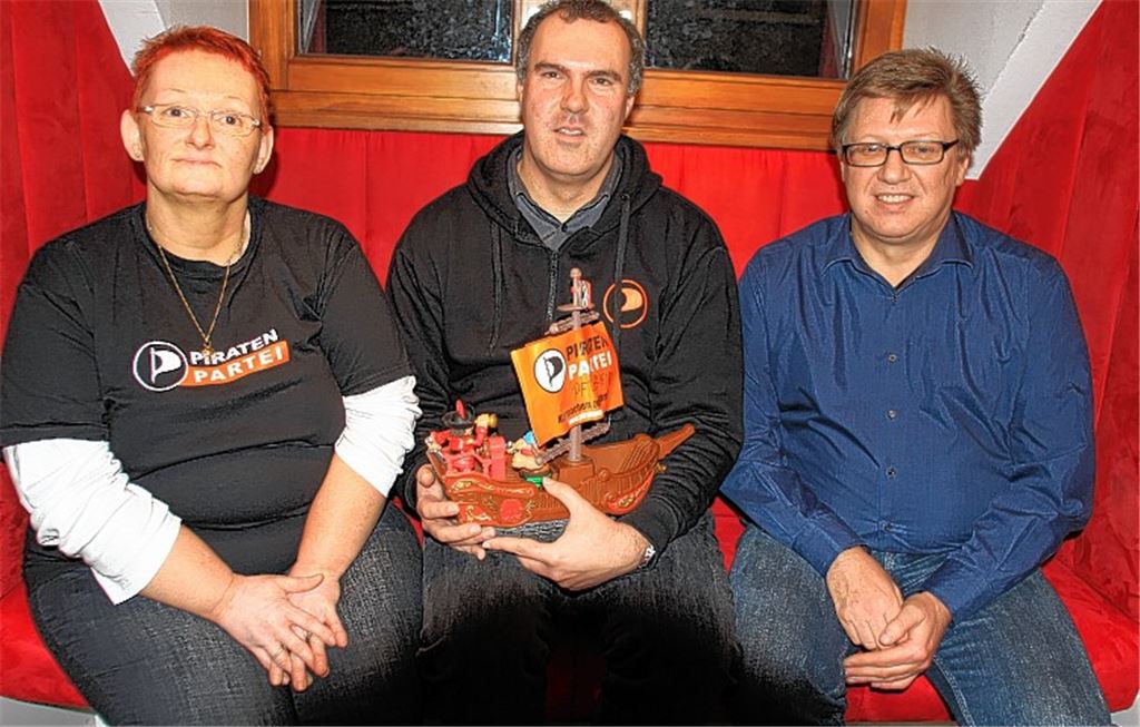Auf der Kommandobrücke: Holger Reichert (Mitte) ist der neue Kreisvorsitzende der Piraten-Partei. Schatzmeister ist Bertram Becker, stellvertretende Vorsitzende Andrea Braatz. Foto: Ehmann
