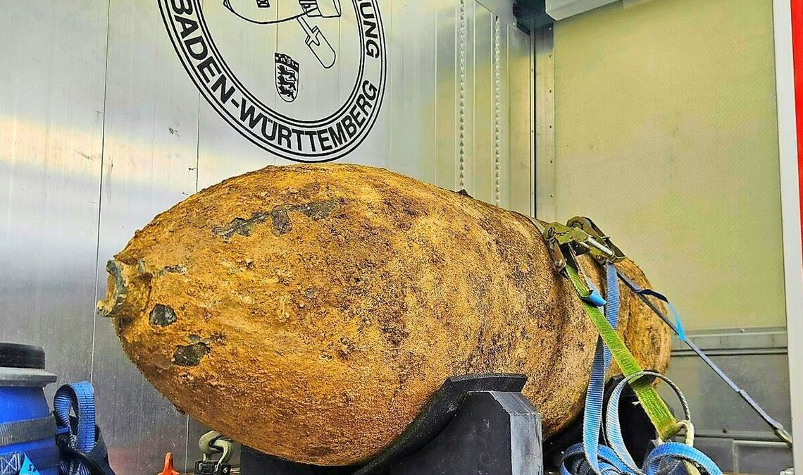 Auf der Ladefläche eines Transporters gesichert: Die Fliegerbombe aus dem Hospitalwald.