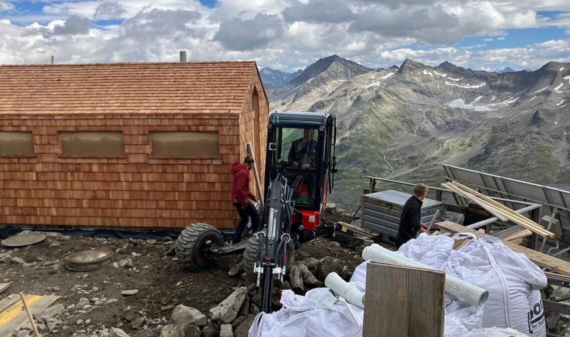 Auf der Neuen Prager Hütte gehts aufs Örtchen künftig wieder raus aus der warmen Hütte rüber zum Toilettenhäusl - noch ist das Baustelle.