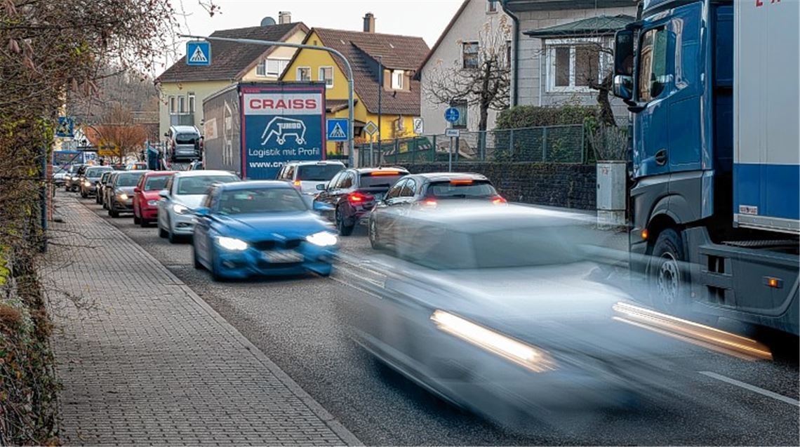Auf der Ötisheimer Straße zwischen Kreisel und B10 herrscht ein hohes Fahrzeugaufkommen. Der Verkehr fließt oft nur zäh. Foto: Fotomoment