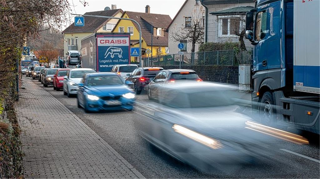 Auf der Ötisheimer Straße zwischen Kreisel und B10 herrscht ein hohes Fahrzeugaufkommen. Der Verkehr fließt oft nur zäh. Foto: Fotomoment