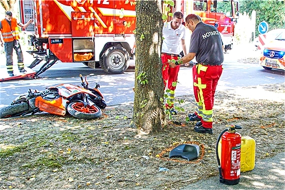 Auf der Ortsdurchfahrt in Ötisheim verunglückt am 10. August der 19-jährige Fahrer eines Leichtkraftrads bei einem Überholmanöver. Er wird schwer verletzt, ein Rettungshubschrauber ist im Einsatz. Foto: Einsatz-Report 24