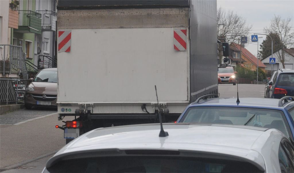 Auf der Schützinger Straße in Illingen kommt es nach Meinung einiger Gemeinderäte immer wieder zu Gefahrensituationen wegen parkender Fahrzeuge. Foto: Archiv/Stahlfeld