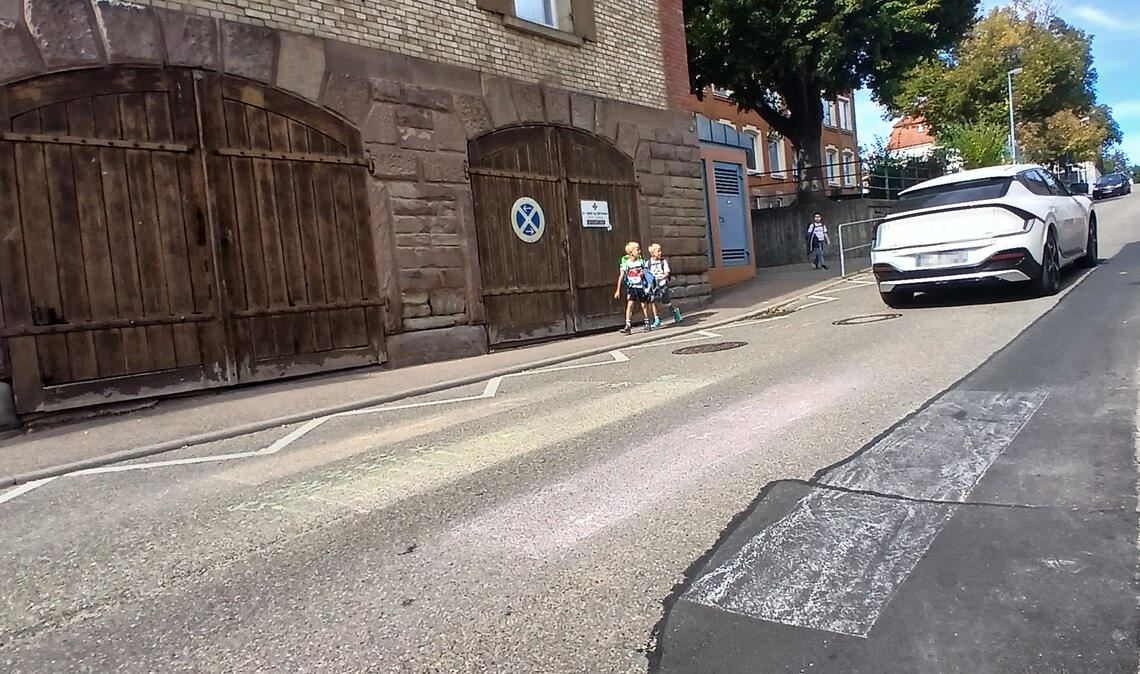 Auf der Schulstraße in Dürrmenz hatten Unbekannte in der vergangenen Woche einen Zebrastreifen aufgemalt. Foto: Fotomoment