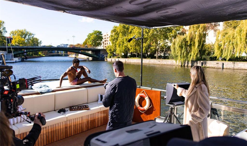 Auf der Spree in Berlin müssen die Kandidaten beim Shooting alles geben.