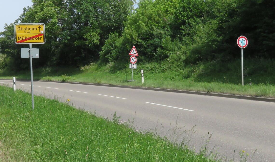 Auf der Straße von Mühlacker nach Ötisheim müssen Autofahrer derzeit den Fuß vom Gas nehmen. Fotos: Becker