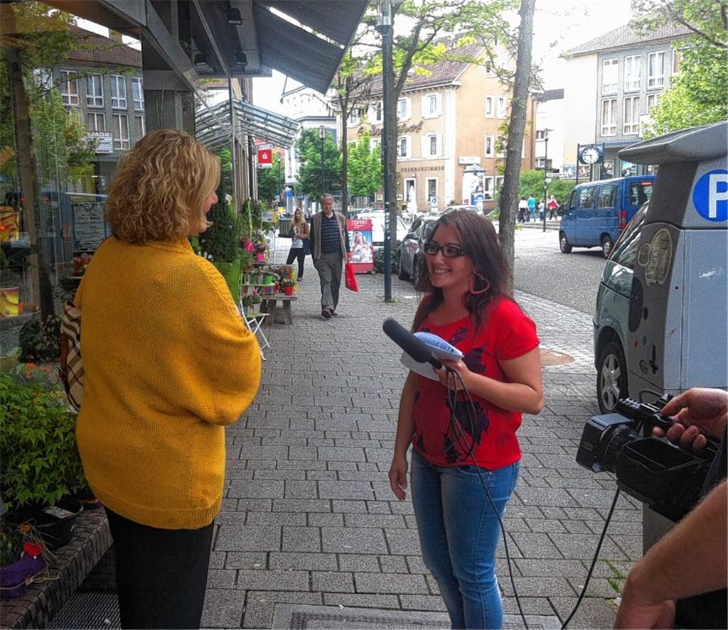Auf der Suche nach Interviewpartnern ziehen Jugendlichen durch die Innenstadt.