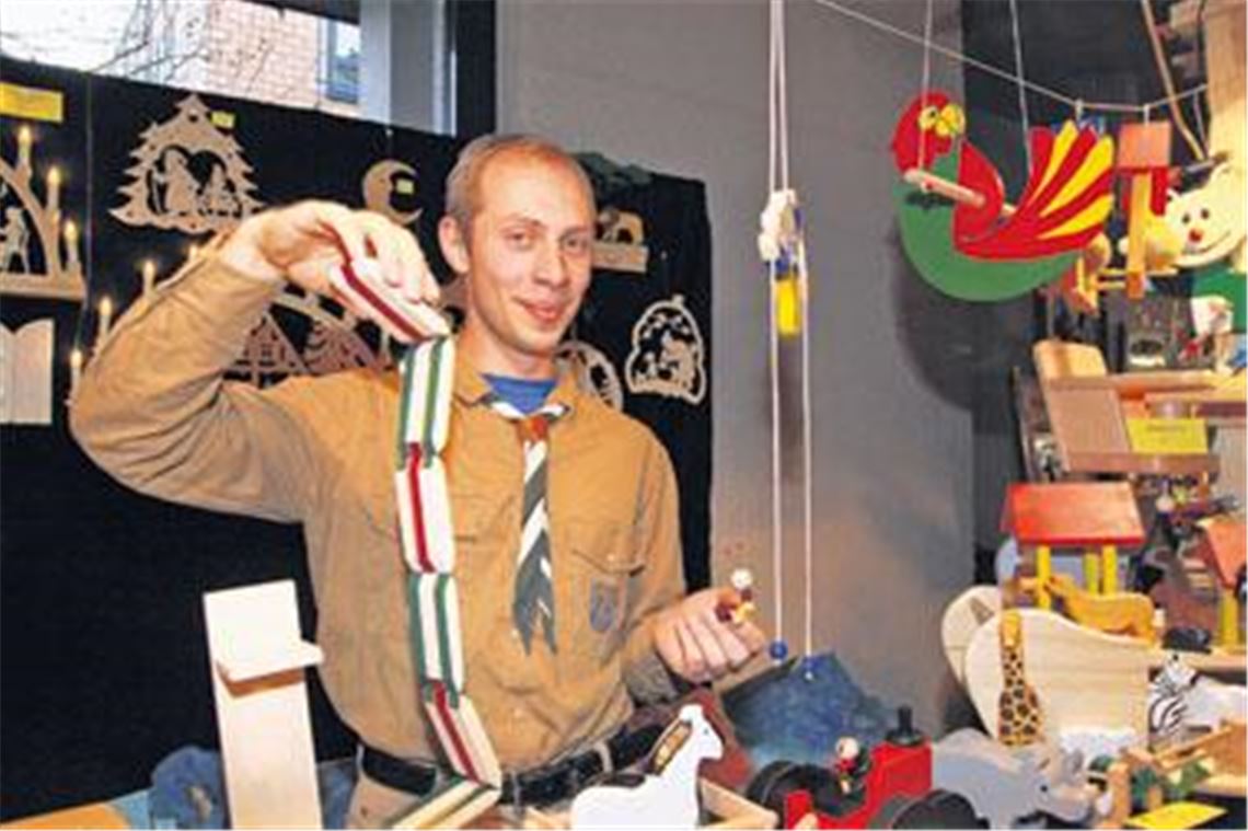 Auf der Suche nach Weihnachtsgeschenken werden die Besucher unter anderem am Stand der Pfadfinder aus Pforzheim fündig. Thomas Stephan hat Spielzeug für alle Altersklassen parat.
Fotos: Becker