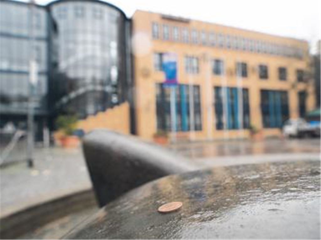 Auf der Suche nach dem letzten Cent: Wie vielen anderen Kommunen so steht auch der Stadt Mühlacker spätestens seit der Krise das Wasser finanziell gesehen bis zum Hals. Foto: Eier