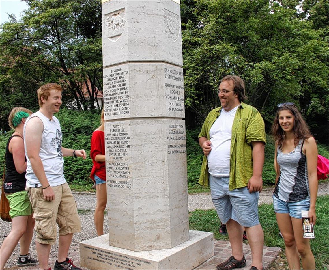 Auf der Suche nach einem deutschen Kaiser: Teilnehmer des Jugendcamps – 2. v. re. der Ölbronner Philipp Noller – erkunden bei der Stadt-Rallye Maulbronn. Foto: Mummert