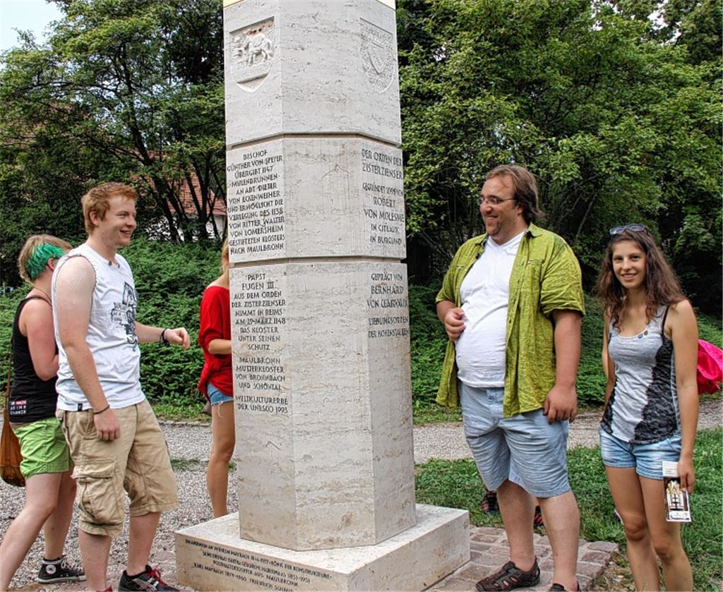 Auf der Suche nach einem deutschen Kaiser: Teilnehmer des Jugendcamps – 2. v. re. der Ölbronner Philipp Noller – erkunden bei der Stadt-Rallye Maulbronn. Foto: Mummert