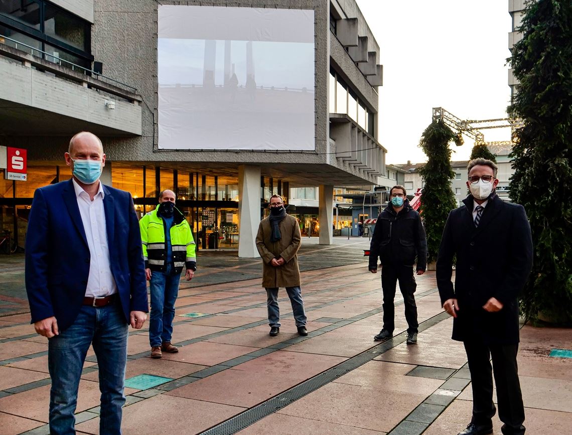 Auf der Videoleinwand am Rathaus werden Szenen aus Pforzheim gezeigt.privat