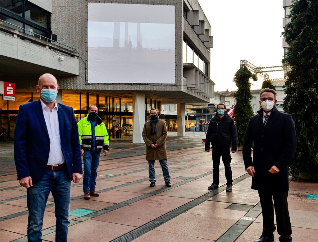 Auf der Videoleinwand am Rathaus werden Szenen aus Pforzheim gezeigt.privat