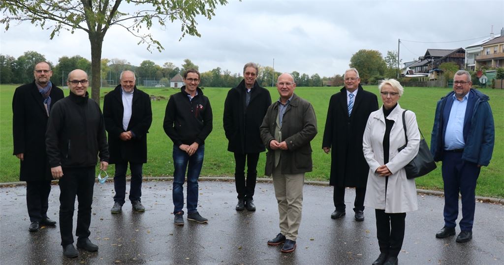 Auf der Wendeplatte in der Illinger Mühlstraße vor dem Bauplatz der Wohn- und Tagesförderstätte in Illingen versammelt: Bauamtsleiter Thomas Mörmann, Bürgermeister Harald Eiberger, Gemeinderäte Klaus Kluge und Sascha Reich, Thomas Herkert (Erzdiözese Freiburg), Direktor Frank Lemke, Aufsichtsrat Wolf-Kersten Meyer, Gabriele Weber und Jürgen Halbleib (alle Caritas Pforzheim). Wewoda