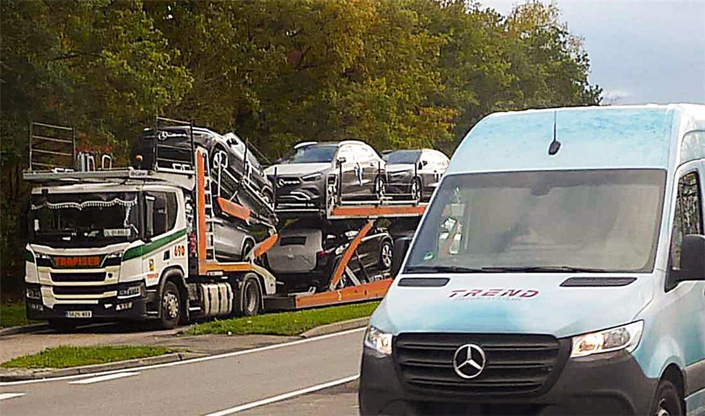 Auf der Wilhelmstraße stauen sich Laster. Wer ist am Zug, um die Probleme zu beheben? Jetzt hat sich die Polizei gegenüber unserer Zeitung geäußert. Foto: privat