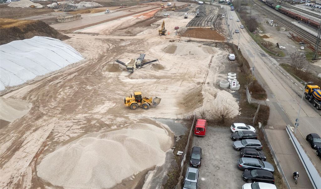 Auf der Ziegeleistraße wird zur Erschließung des neuen Baugebiets ein Kreisverkehr gebaut. Fotos: Fotomoment/Archiv