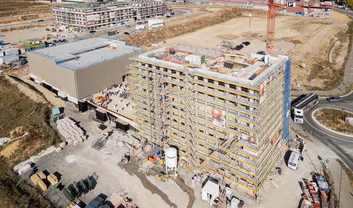 Auf der „Ziegelhöhe“ entsteht direkt am Kreisverkehr die neue Craiss-Firmenzentrale. Links daneben ist das neu geschaffene Parkhaus zu sehen. Fotos: Fotomoment