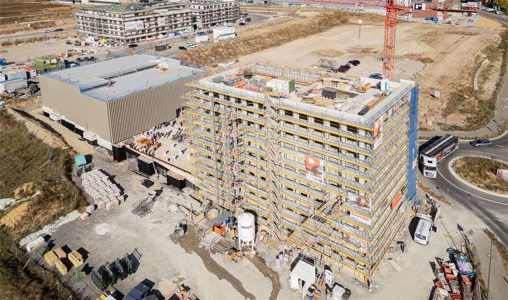 Auf der „Ziegelhöhe“ entsteht direkt am Kreisverkehr die neue Craiss-Firmenzentrale. Links daneben ist das neu geschaffene Parkhaus zu sehen. Fotos: Fotomoment