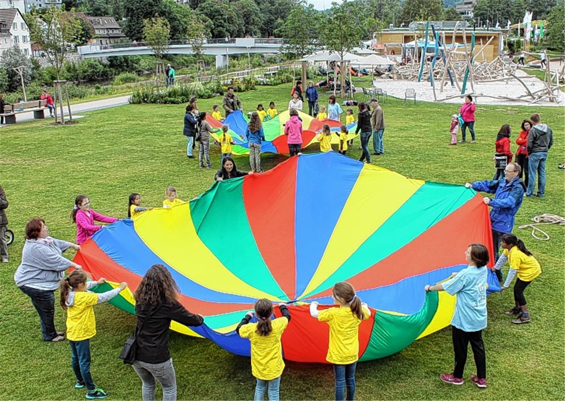 Auf der „bewegten Wiese“ bietet der TV Mühlacker Spiel- und Sportmöglichkeiten. Stelzenlauf gibt’s bei Gym and Dance und auf der Slackline zusätzlich Hilfe beim Balancieren,