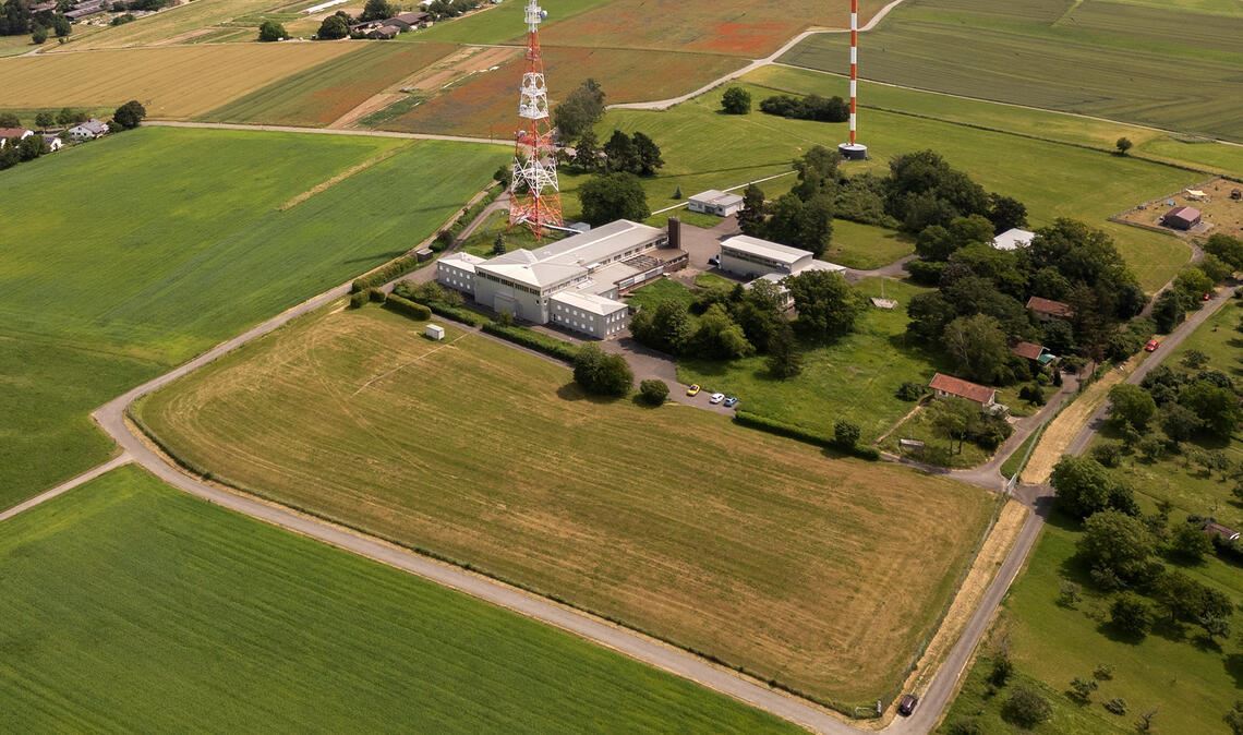 Große Nachfrage nach kleinen Häusern Auf der hellen Wiese direkt am Sender soll die größte Tiny-House-Siedlung Deutschlands entstehen. Foto: Fotomoment
