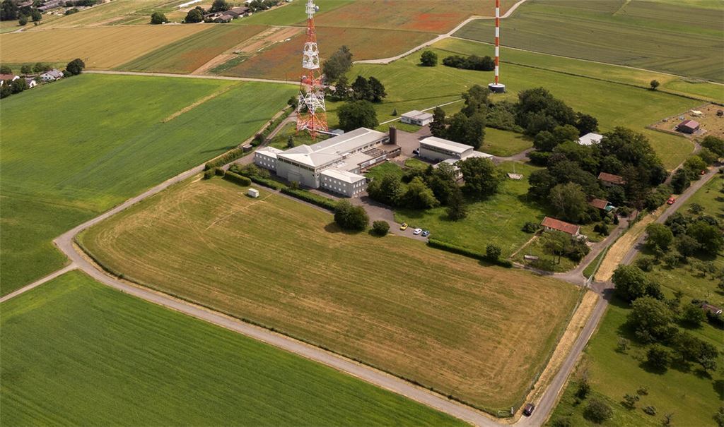 Auf der hellen Wiese direkt am Sender soll die größte Tiny-House-Siedlung Deutschlands entstehen. Foto: Fotomoment